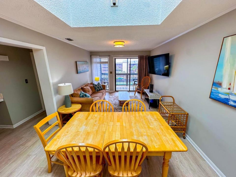Communal lounge/ TV room, TV and multimedia, Living room, Seating area, Dining area