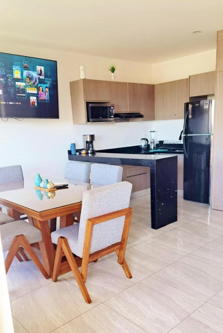 Kitchen or kitchenette, Dining area, minibar