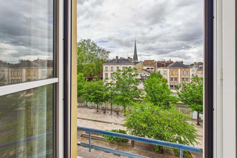 L'Hirondelle Cocon élégant au bord de l'eau Apartment in Troyes