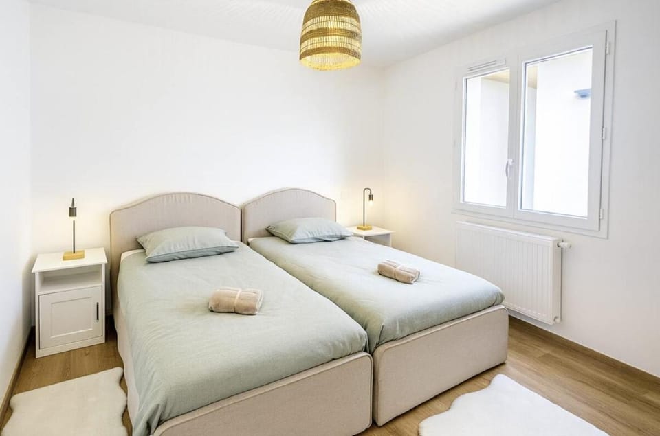 Bed, Photo of the whole room, Bedroom, towels
