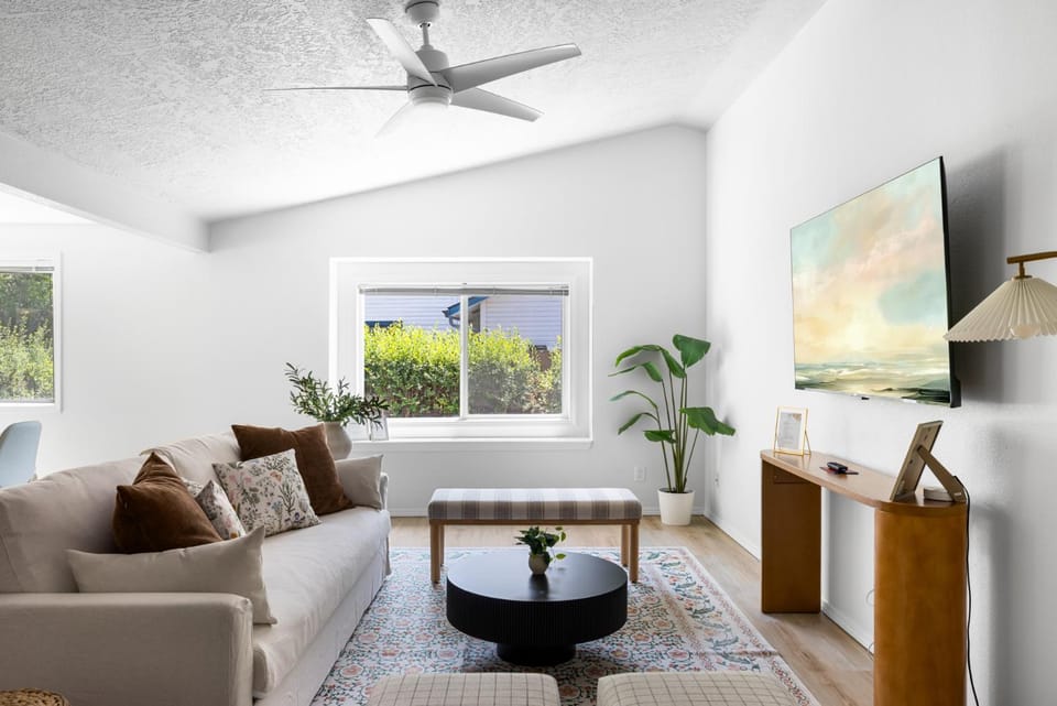 Communal lounge/ TV room, TV and multimedia, Living room, Seating area, Evening entertainment