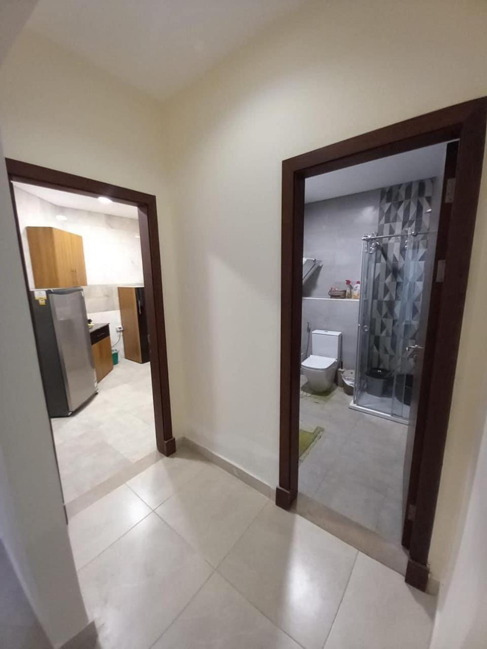 Shower, Toilet, Property building, Bathroom, Kitchen or kitchenette, kitchen