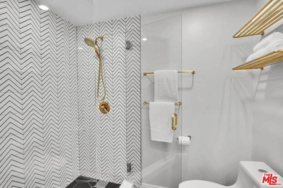 Echo Lake view condo - newly renovated - centrally located Apartment in Echo Park