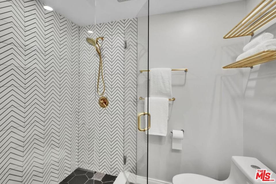 Echo Lake view condo - newly renovated - centrally located Apartment in Echo Park