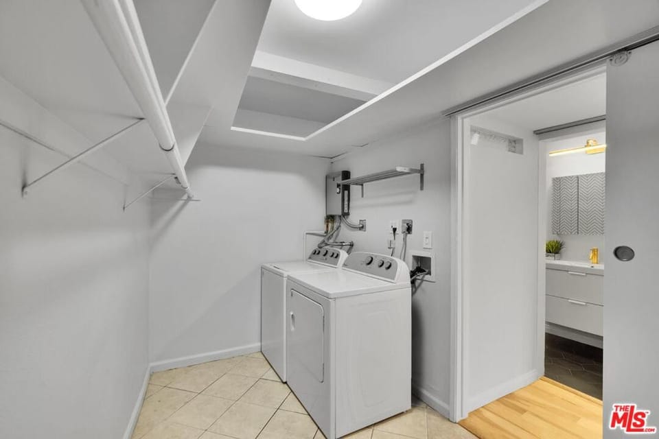 Echo Lake view condo - newly renovated - centrally located Apartment in Echo Park