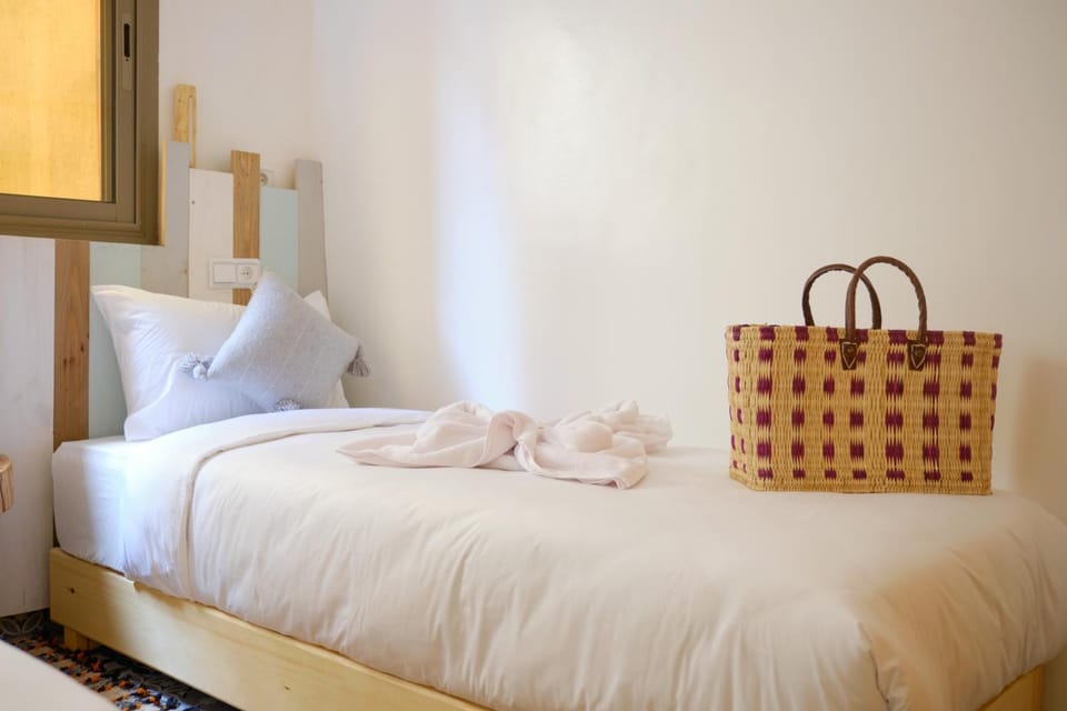 Bed, towels