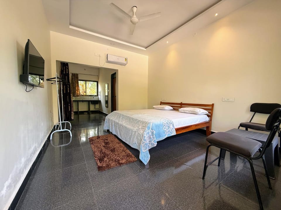 Communal lounge/ TV room, Bed, Bedroom, towels, air conditioner