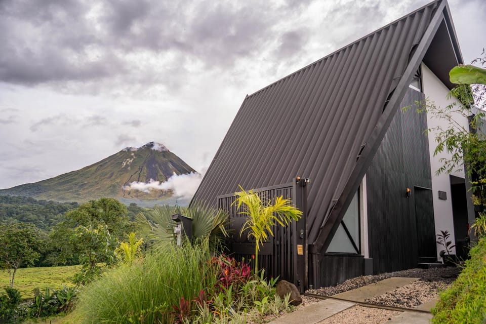Cozy Volcano View Stay- A-Frame wHot Tub & Deck House in La Fortuna