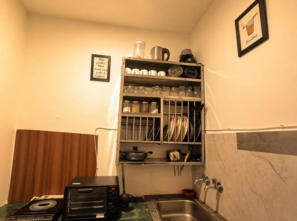 Kitchen or kitchenette, minibar