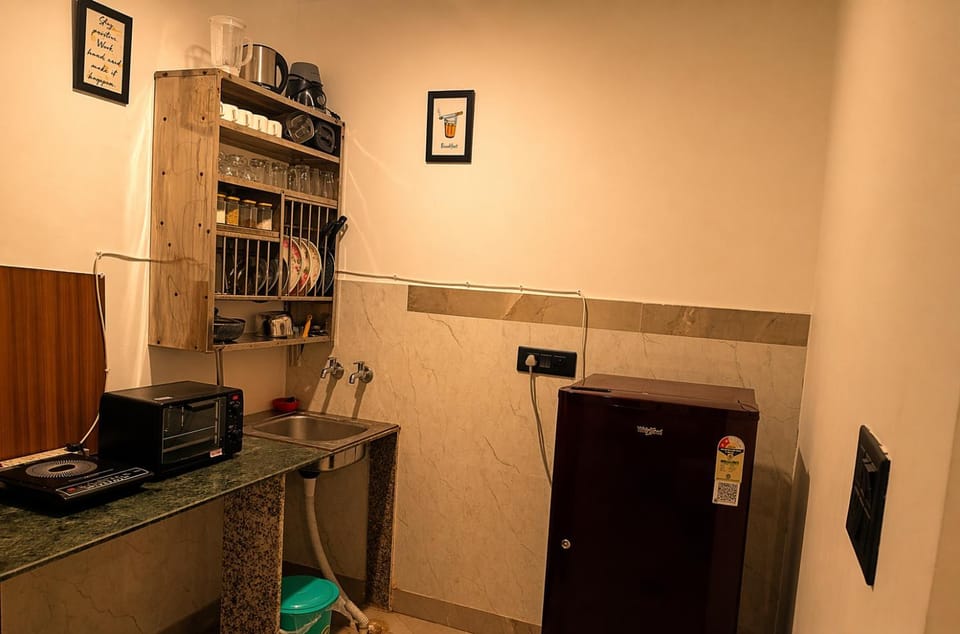 Kitchen or kitchenette, minibar