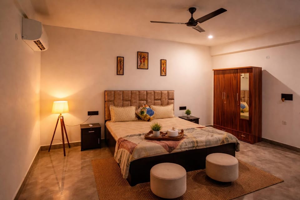 Bed, Living room, Photo of the whole room, Seating area, Bedroom, air conditioner