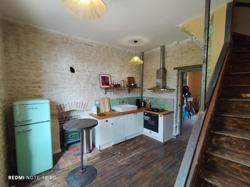 Dining area, dishwasher, oven, pet friendly