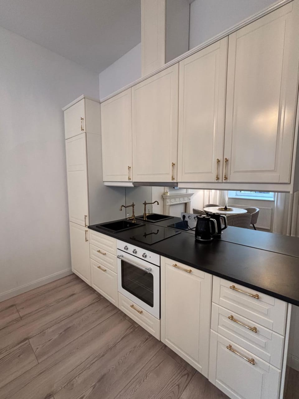 Coffee/tea facilities, Kitchen or kitchenette, dishwasher, stove