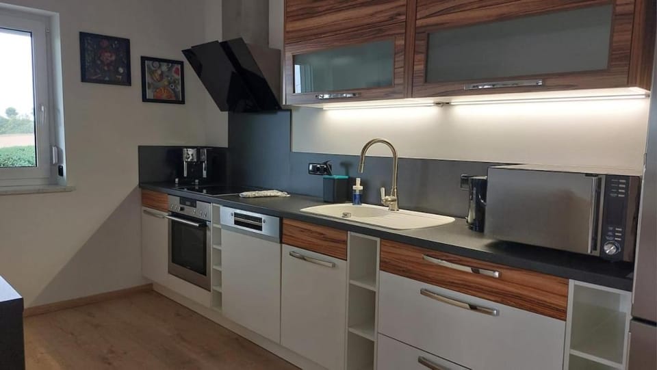 Coffee/tea facilities, Kitchen or kitchenette, dishwasher, microwave, oven, stove, toaster