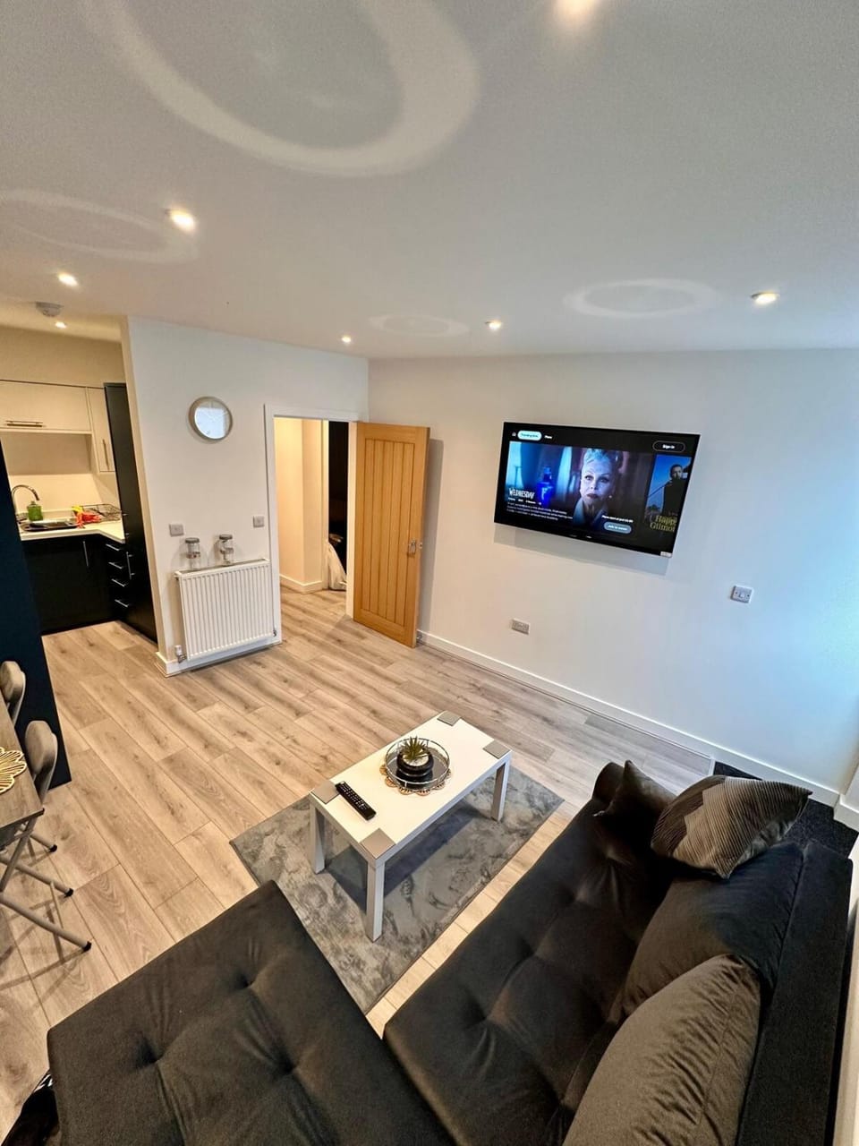 Communal lounge/ TV room, TV and multimedia, Kitchen or kitchenette, Living room, Seating area, Evening entertainment