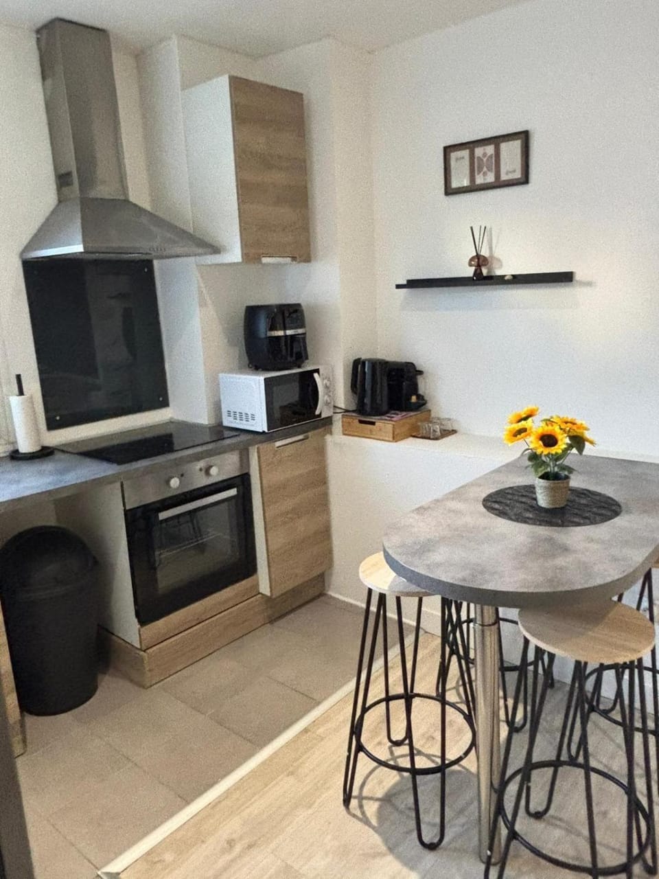 Kitchen or kitchenette, Dining area, oven, stove