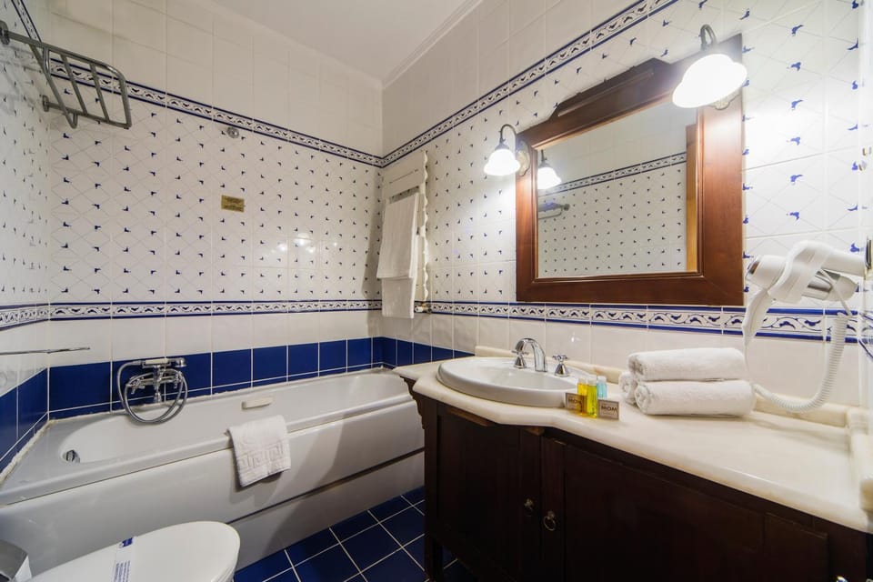 Shower, Toilet, Bathroom, Bath, bidet, towels