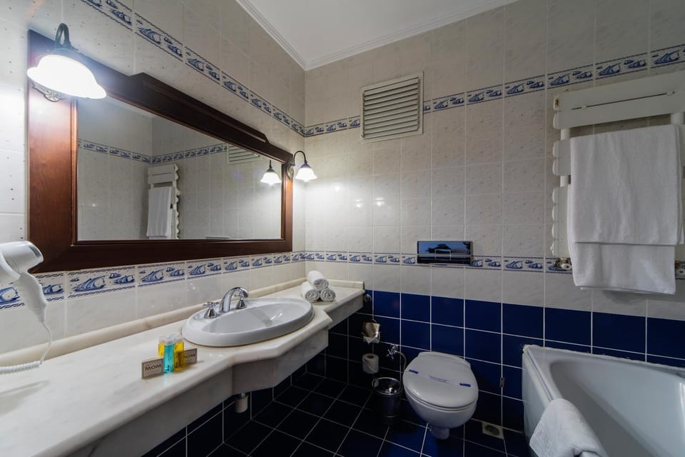 Shower, Toilet, Bathroom, Bath, bidet, towels