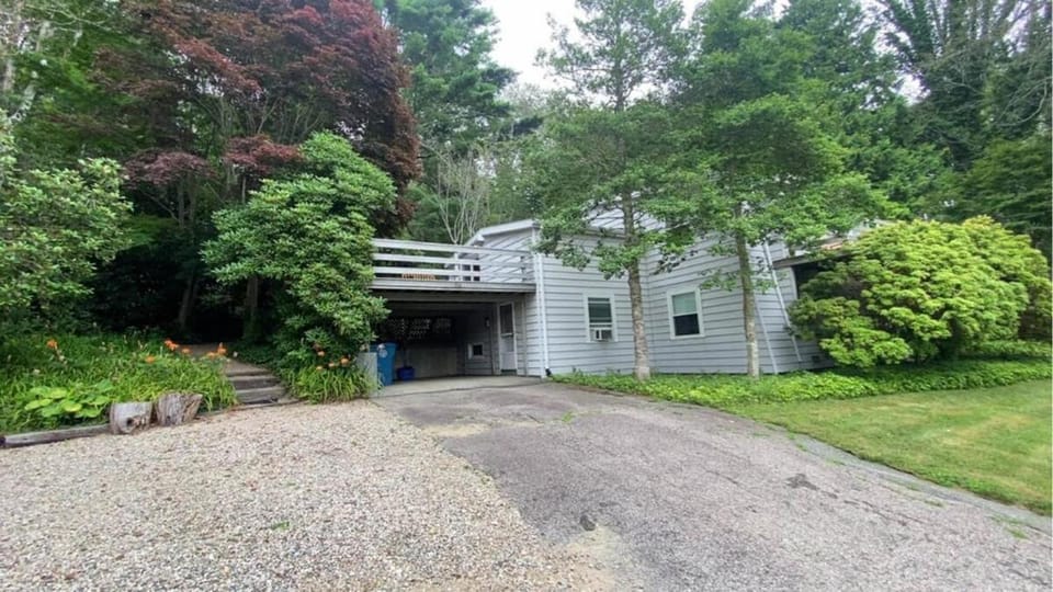 Spacious Woods Hole Beach Retreat House in Woods Hole