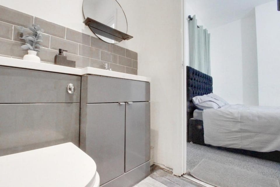 1 bedroom flat, next to Train ST Apartment in Luton