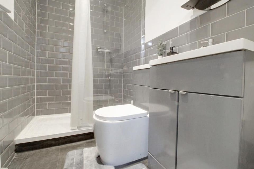 1 bedroom flat, next to Train ST Apartment in Luton