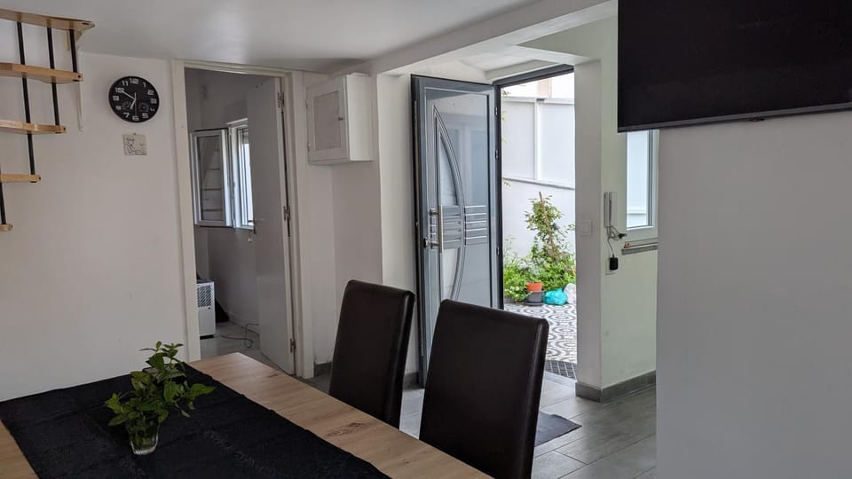 TV and multimedia, Kitchen or kitchenette, Living room, Dining area