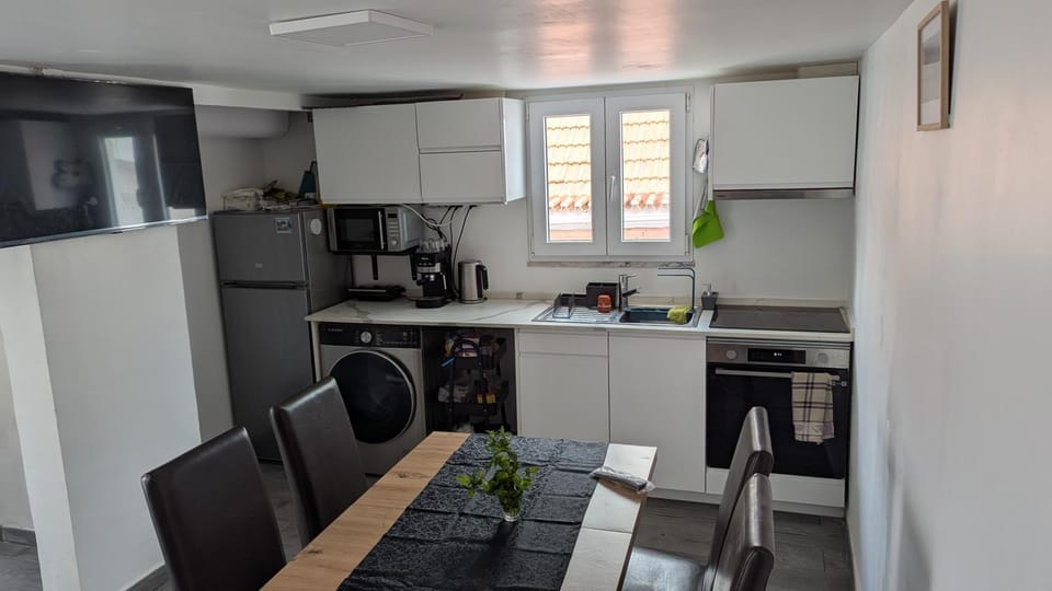 Coffee/tea facilities, Kitchen or kitchenette, Dining area, oven, stove, toaster