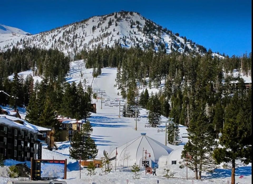 Lux Retreat, Covered Parking, Walk to Golf Apartment in Mammoth Lakes