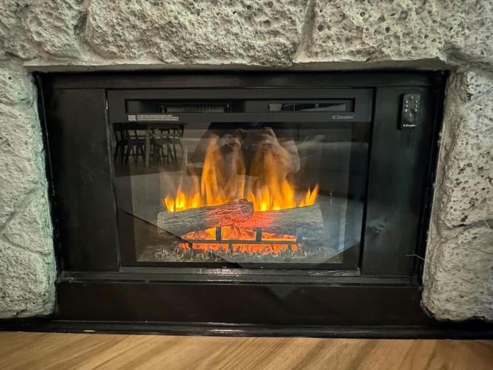 Lux Retreat, Covered Parking, Walk to Golf Apartment in Mammoth Lakes