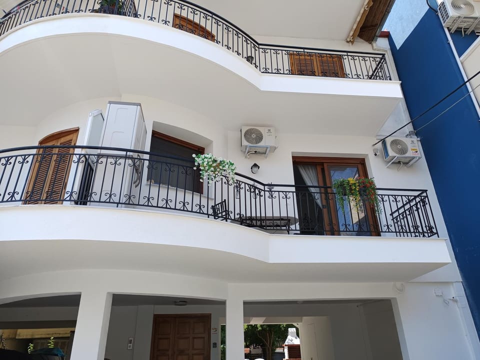 Property building, Day, View (from property/room), Balcony/Terrace