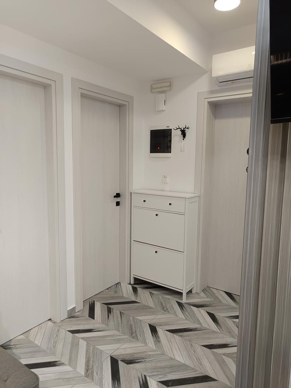 wardrobe, air conditioner