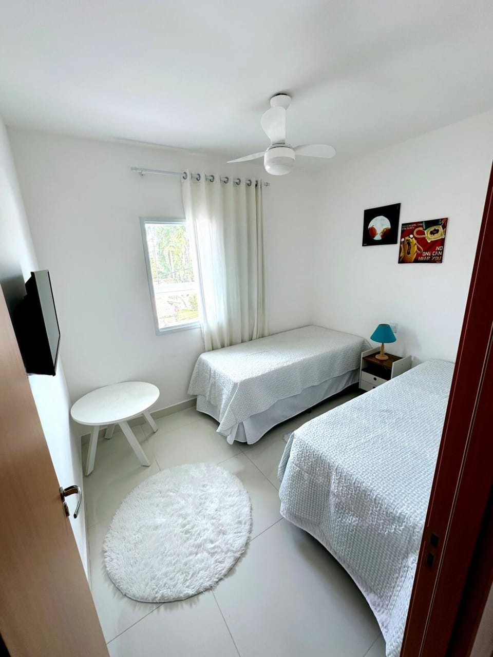 Bed, TV and multimedia, Photo of the whole room, Bedroom