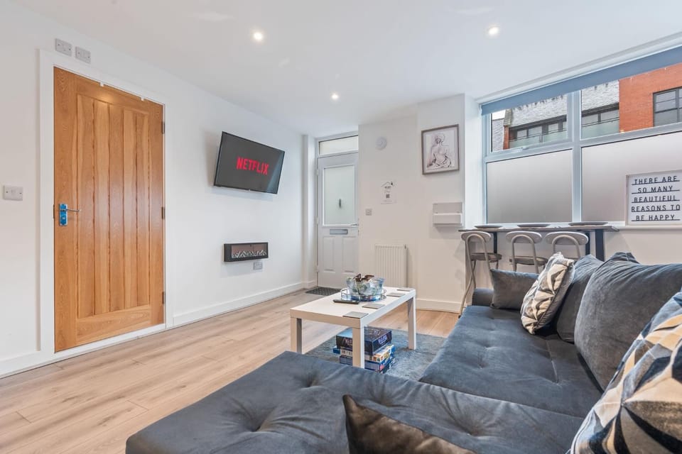 Central 2 Bedroom Apartment with Free Parking Sleeps 8 & Walk to City Centre & Arena Apartment in Nottingham