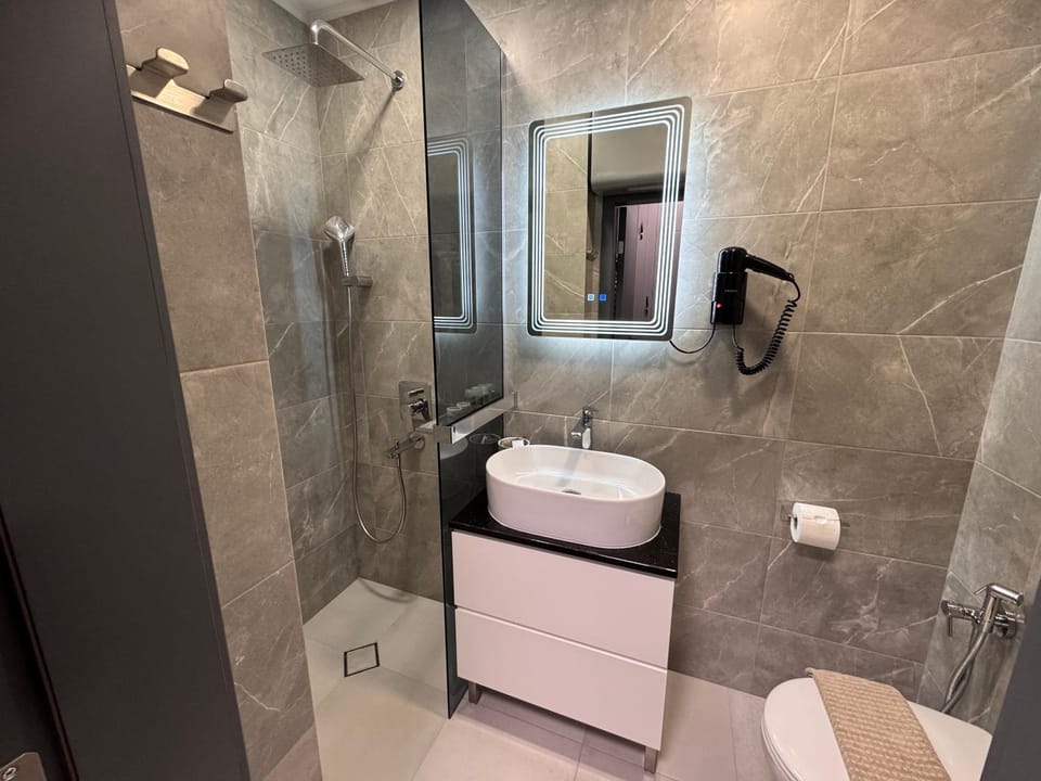 Shower, Toilet, Bathroom, towels