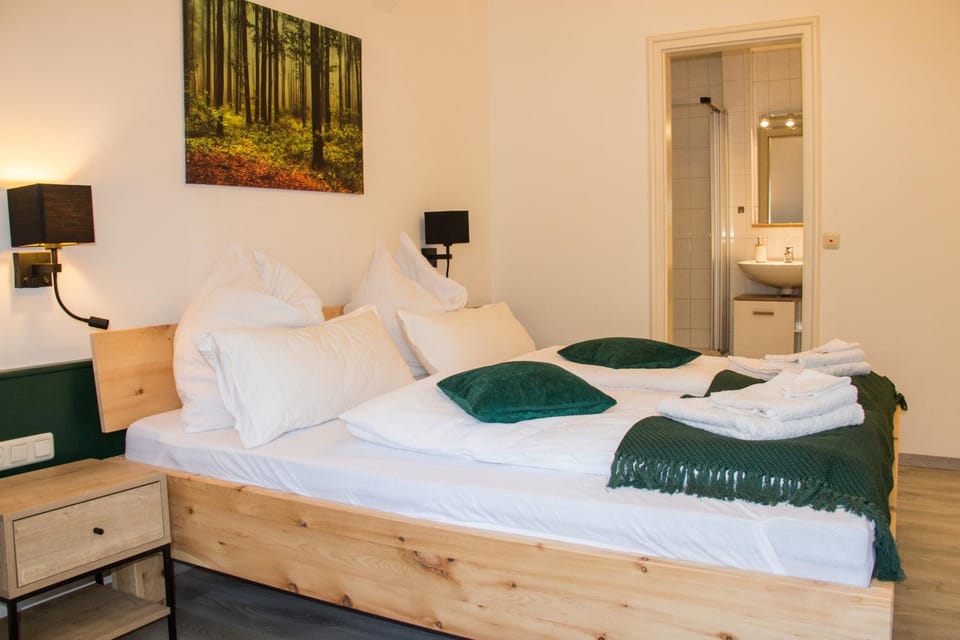 Bed, Bedroom, towels