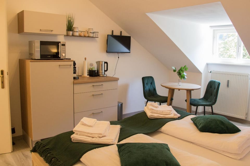 Bed, TV and multimedia, Coffee/tea facilities, Kitchen or kitchenette, Living room, Photo of the whole room, Seating area