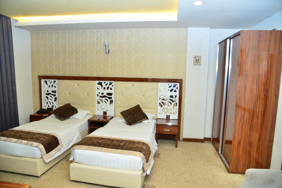 Photo of the whole room, Bedroom, wardrobe