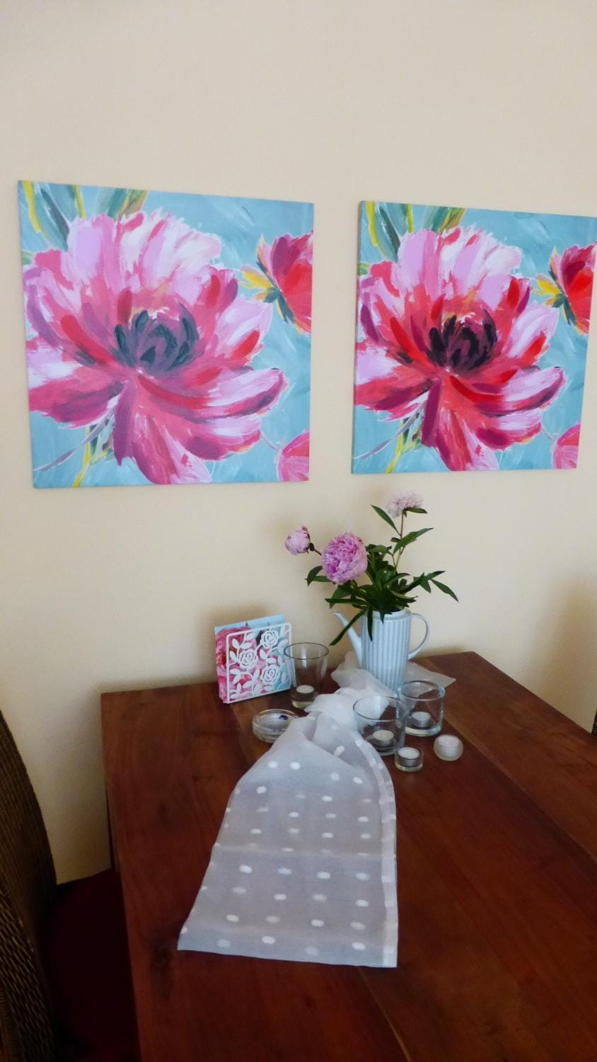 Living room, Decorative detail, Seating area, Dining area