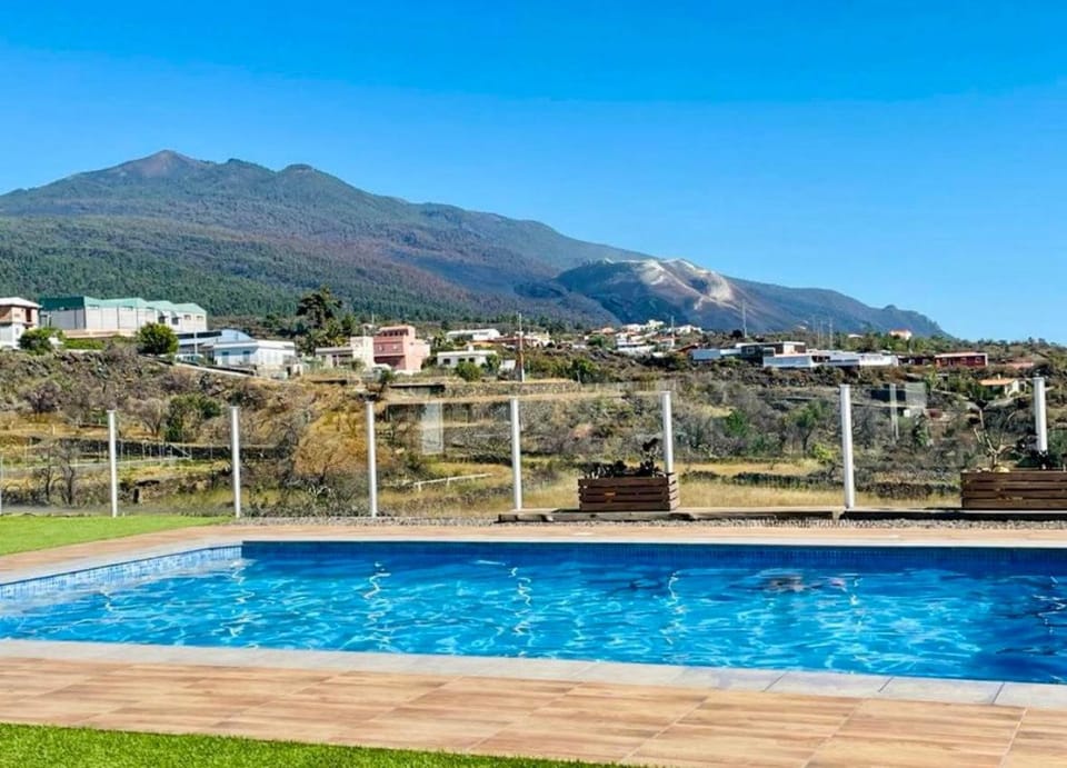 Nearby landmark, Natural landscape, Solarium, Mountain view, Swimming pool, Swimming pool