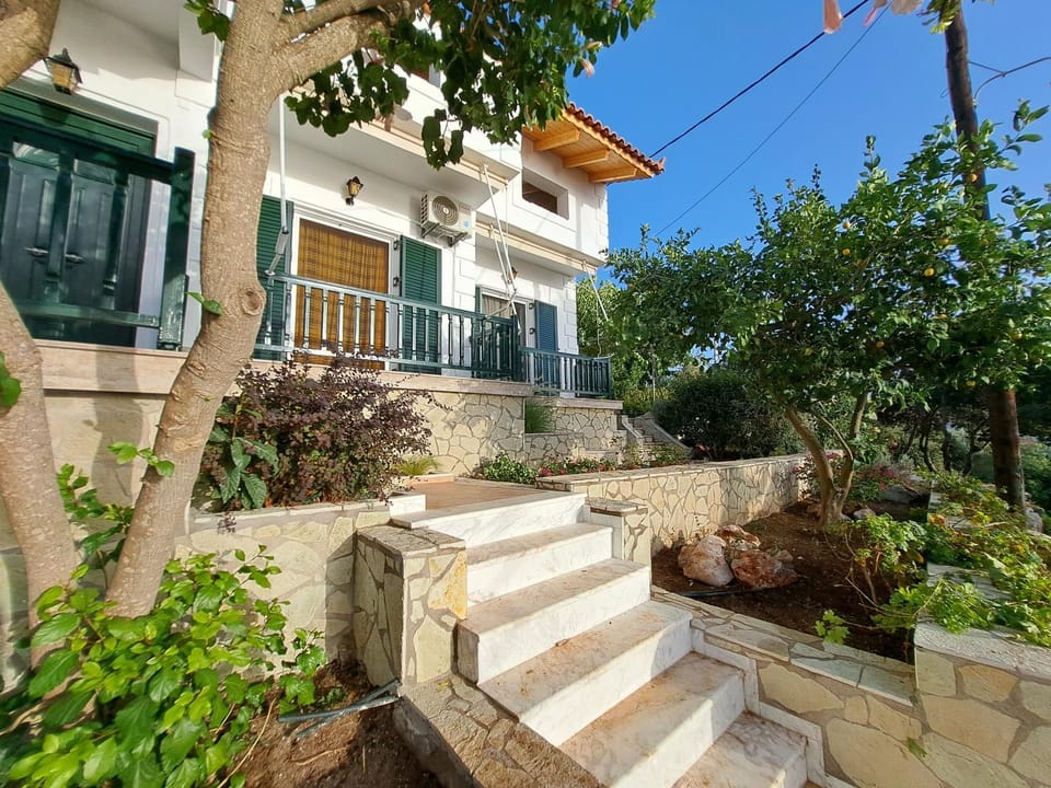 Property building, Facade/entrance, Garden, Balcony/Terrace