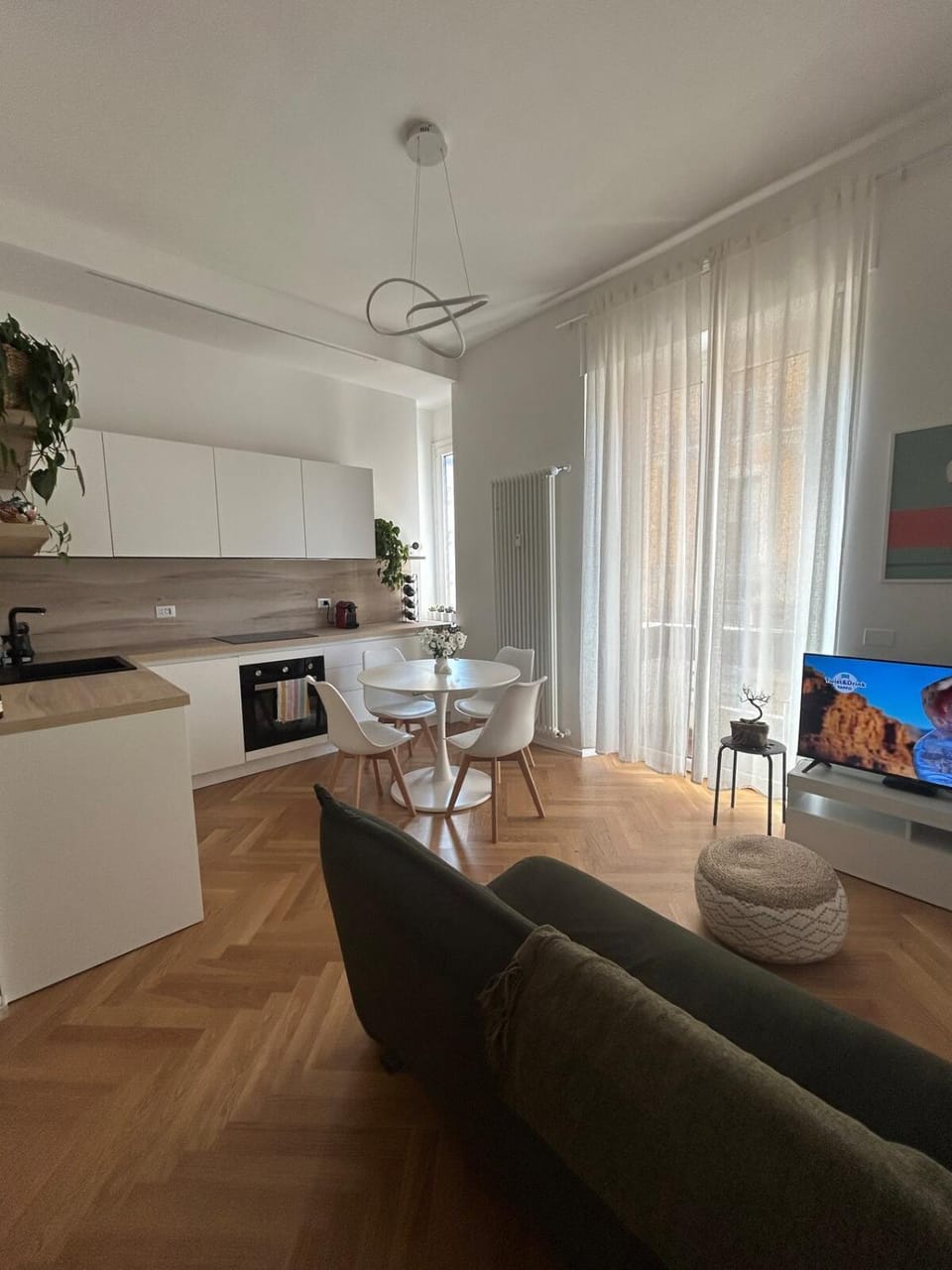 TV and multimedia, Kitchen or kitchenette, Living room, Seating area, Dining area, stove