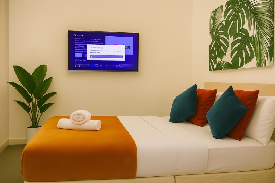 Bed, TV and multimedia, Photo of the whole room, Bedroom, towels