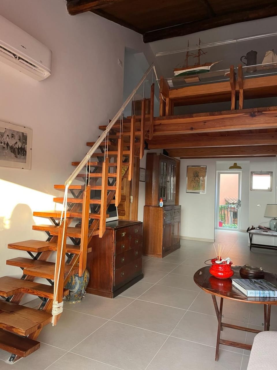 Living room, Seating area, air conditioner