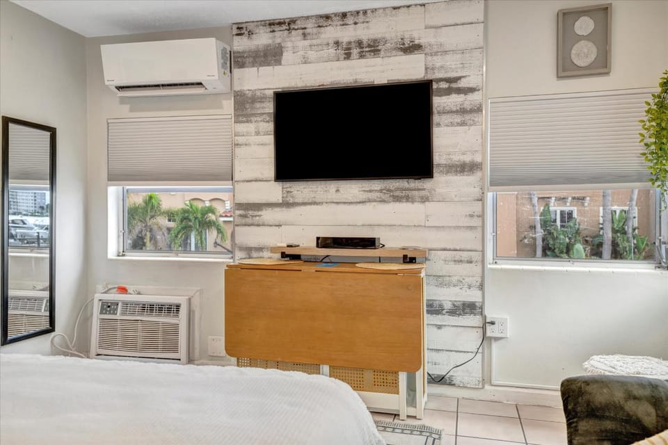Waterfront Corner Suite Heated Pool Near Beach Apartment in Clearwater Beach
