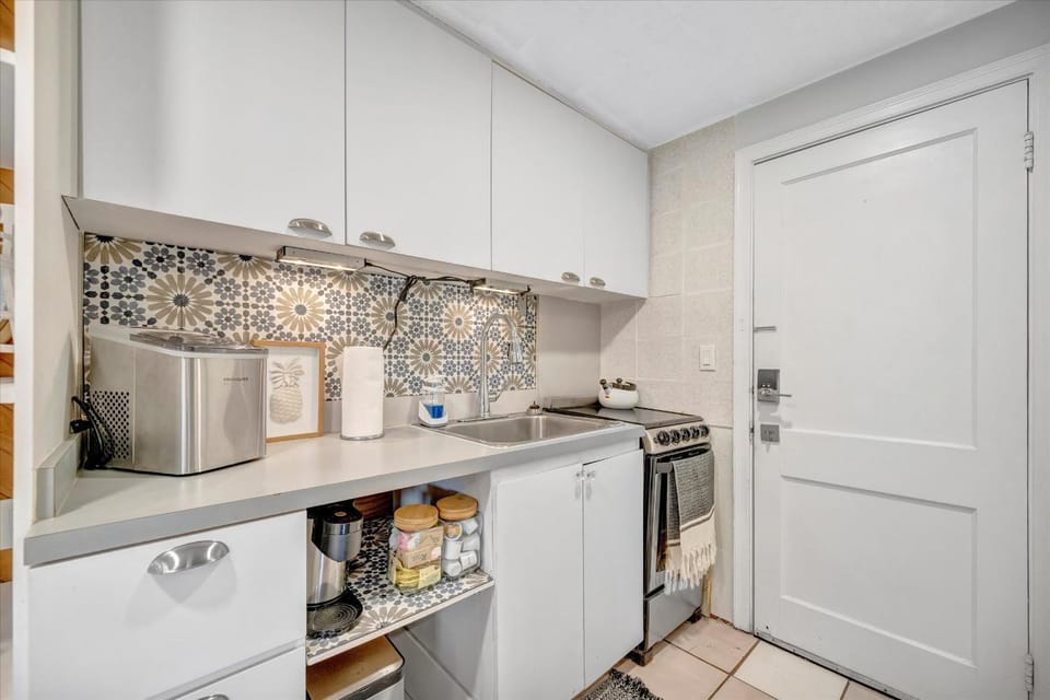 Waterfront Corner Suite Heated Pool Near Beach Apartment in Clearwater Beach