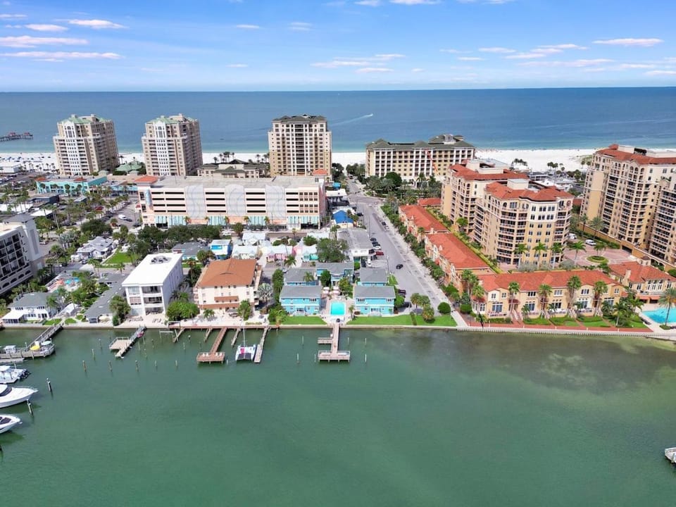 Watch the dolphins Waterview 2-bed Heated pool Apartment in Clearwater Beach