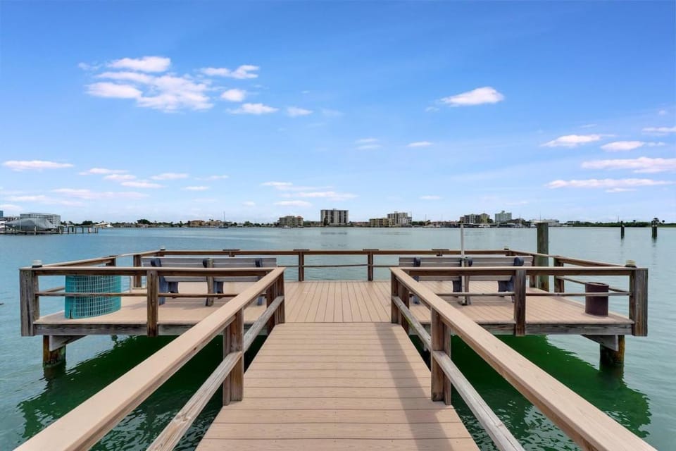Watch the dolphins Waterview 2-bed Heated pool Apartment in Clearwater Beach
