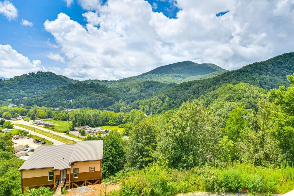 Cozy 2BR/2BA Mtn Escape w/ views in Maggie Valley Apartment in Ivy Hill