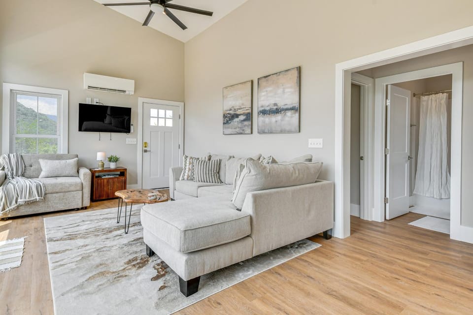 Cozy 2BR/2BA Mtn Escape w/ views in Maggie Valley Apartment in Ivy Hill