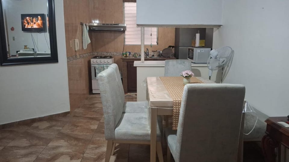 Kitchen or kitchenette, Dining area, oven